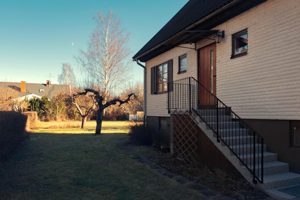 Välkommen till detta trevliga hus i Edsvikens lugna villakvarter, med stor , plan trädgårdstomt.