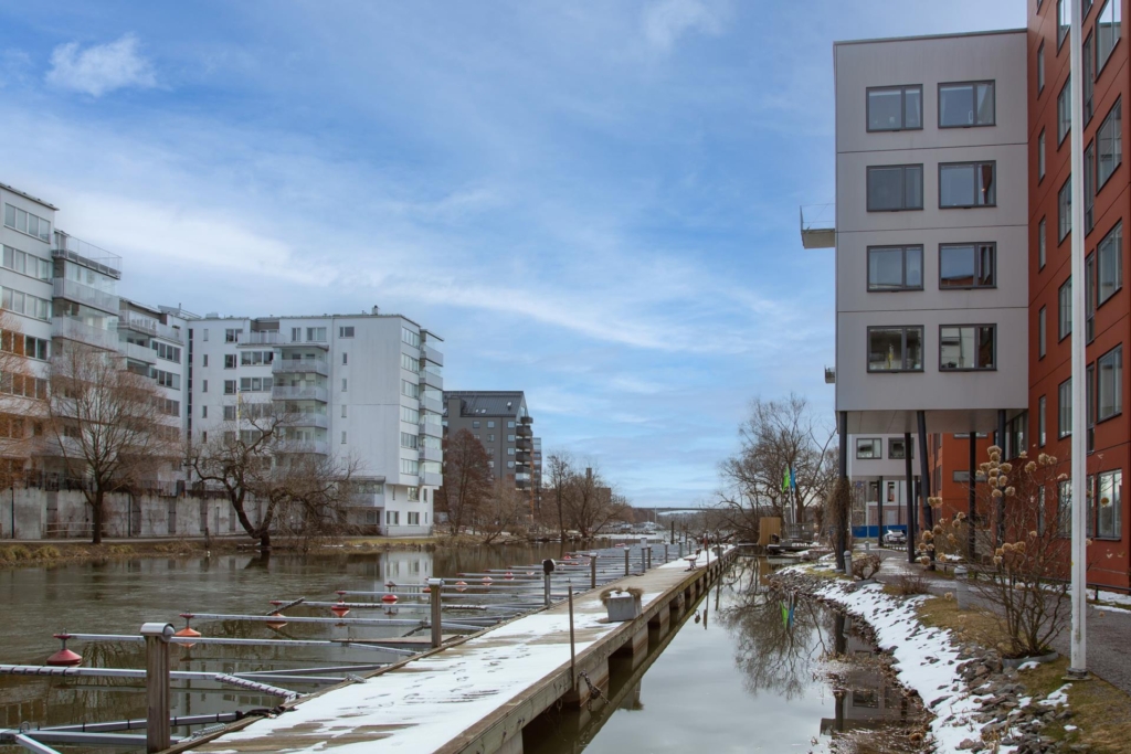 Frontläge mot vattnet och stor balkong i söderläge