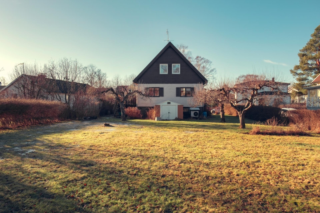 Välkommen till detta trevliga hus i Edsvikens lugna villakvarter, med stor , plan trädgårdstomt.
