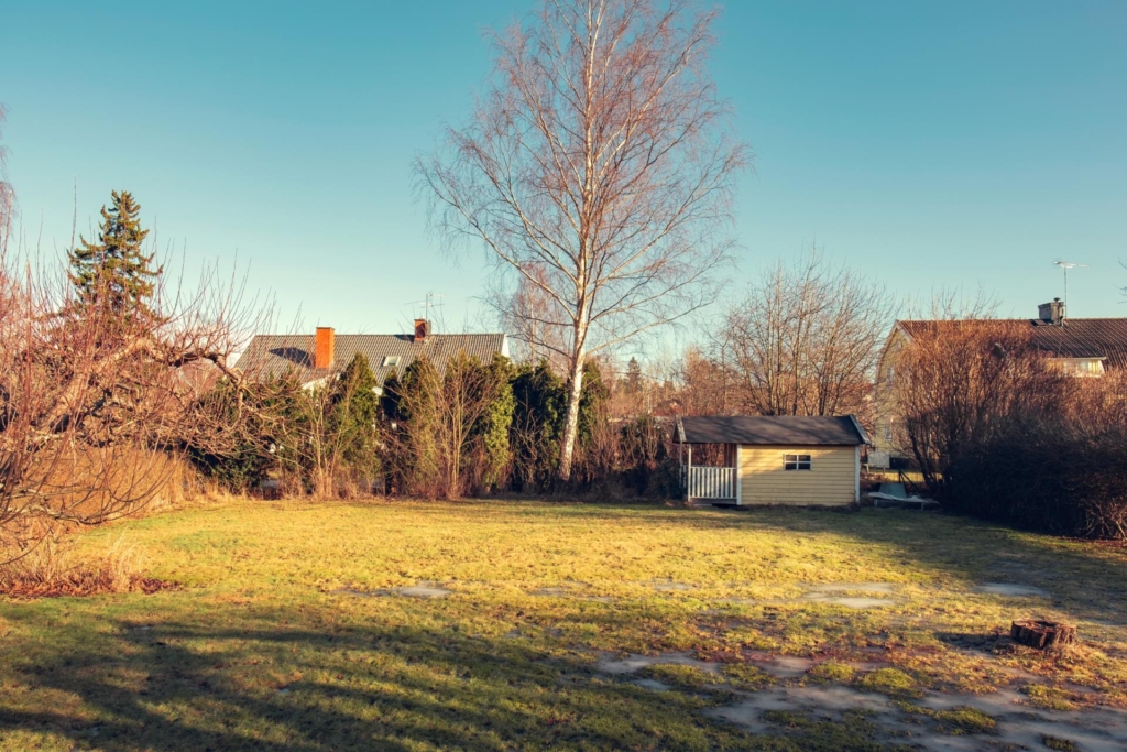 Välkommen till detta trevliga hus i Edsvikens lugna villakvarter, med stor , plan trädgårdstomt.