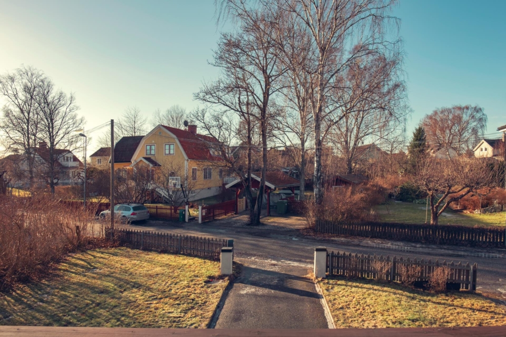 Välkommen till detta trevliga hus i Edsvikens lugna villakvarter, med stor , plan trädgårdstomt.