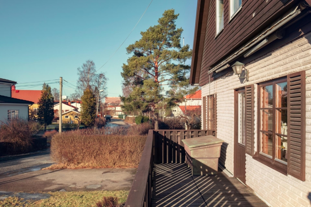 Välkommen till detta trevliga hus i Edsvikens lugna villakvarter, med stor , plan trädgårdstomt.