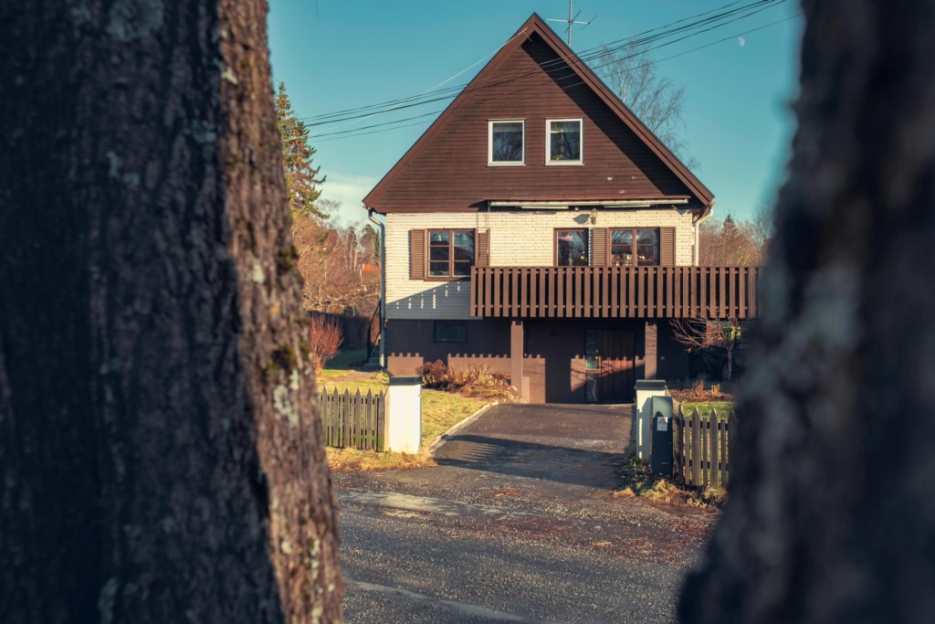 Välkommen till detta trevliga hus i Edsvikens lugna villakvarter, med stor , plan trädgårdstomt.