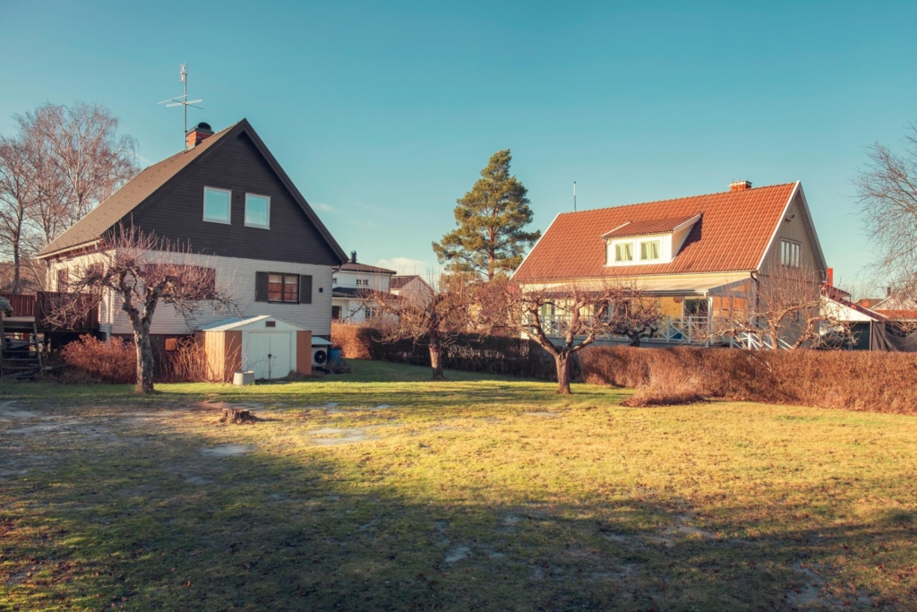 Välkommen till detta trevliga hus i Edsvikens lugna villakvarter, med stor , plan trädgårdstomt.