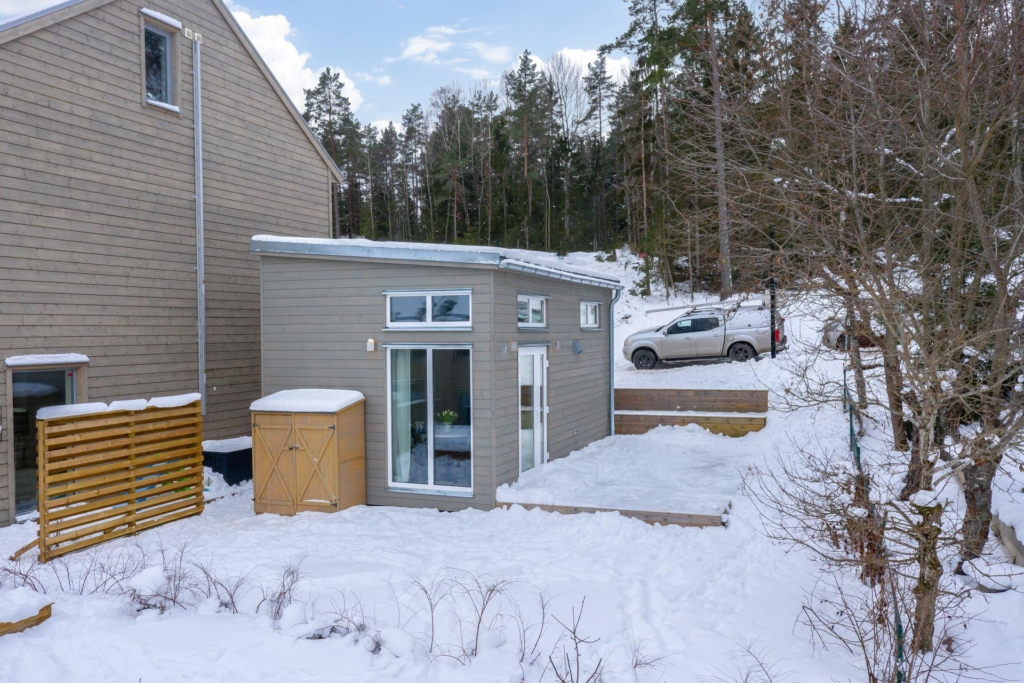 Välkommen till denna nybyggda ljusa minivilla om 1,5 rum i natursköna Väsjön