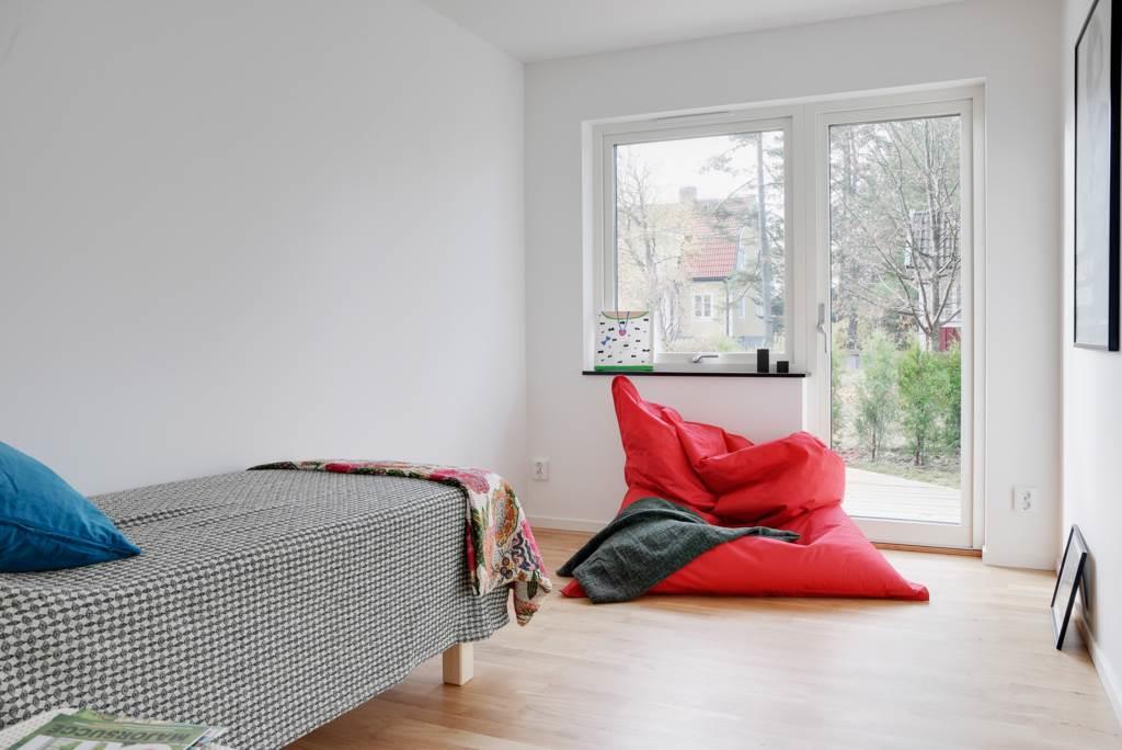 Nybyggd och mycket påkostad villa i önskeläge!