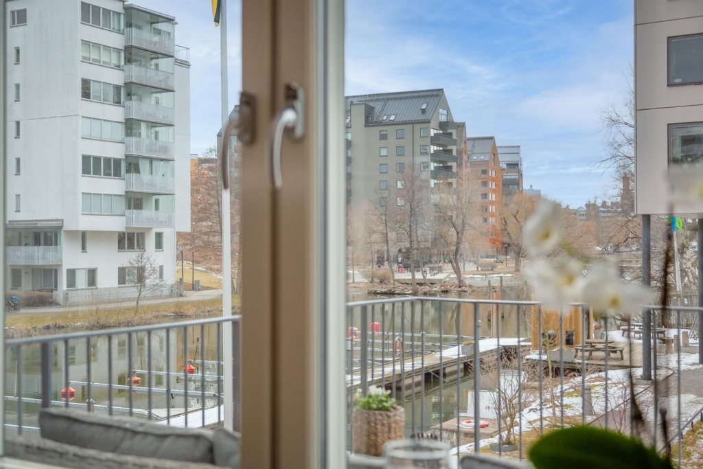 Frontläge mot vattnet och stor balkong i söderläge