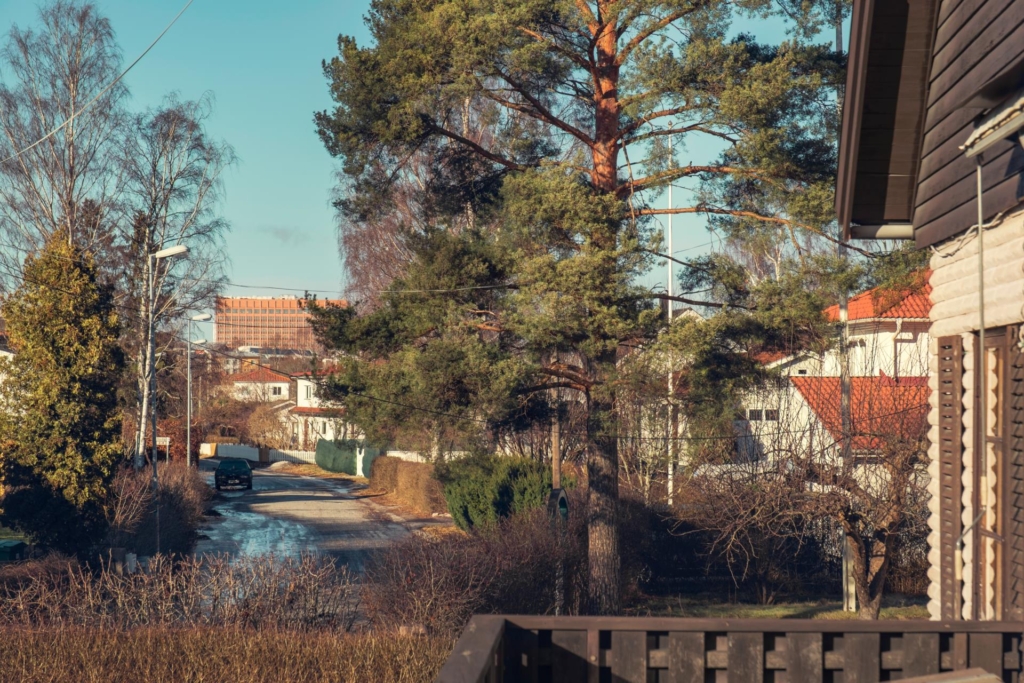 Välkommen till detta trevliga hus i Edsvikens lugna villakvarter, med stor , plan trädgårdstomt.