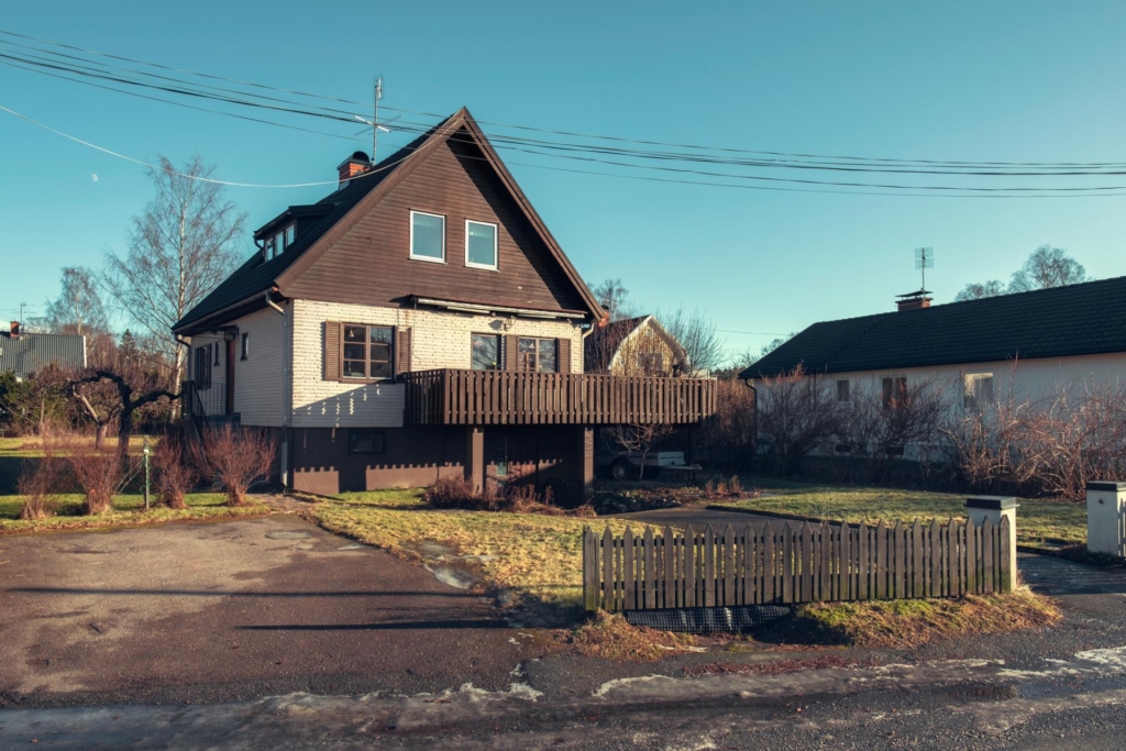 Välkommen till detta trevliga hus i Edsvikens lugna villakvarter, med stor , plan trädgårdstomt.