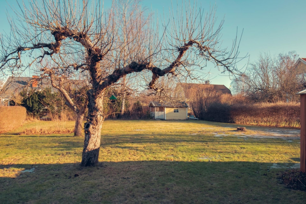 Välkommen till detta trevliga hus i Edsvikens lugna villakvarter, med stor , plan trädgårdstomt.