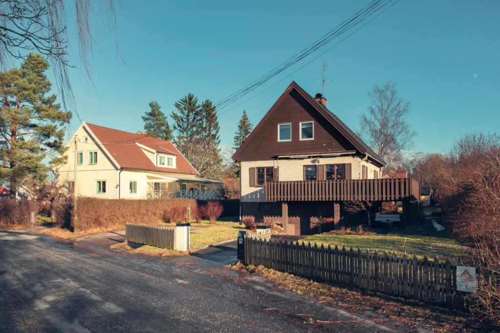 Välkommen till detta trevliga hus i Edsvikens lugna villakvarter, med stor , plan trädgårdstomt.