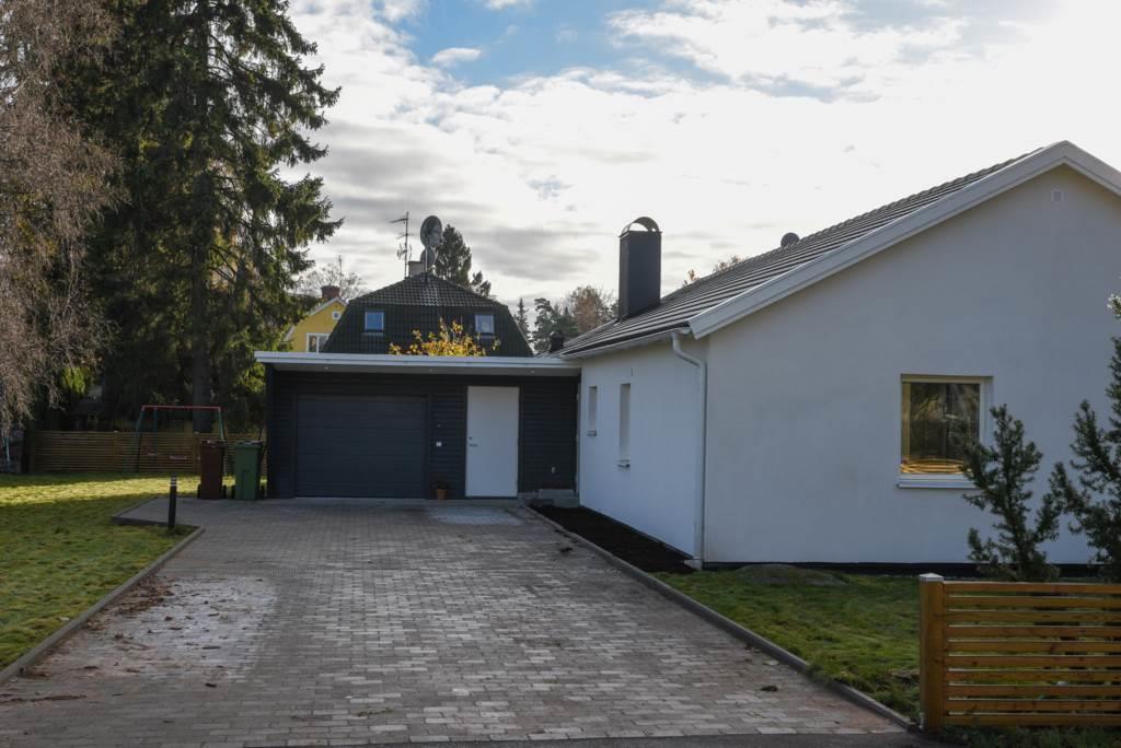 Nybyggd och mycket påkostad villa i önskeläge!