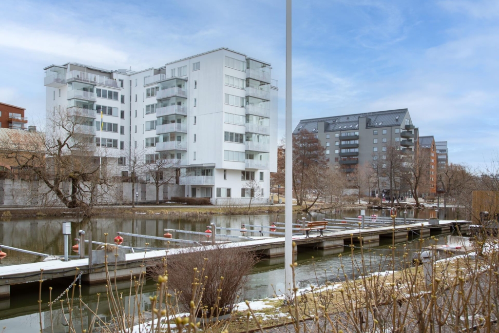 Frontläge mot vattnet och stor balkong i söderläge