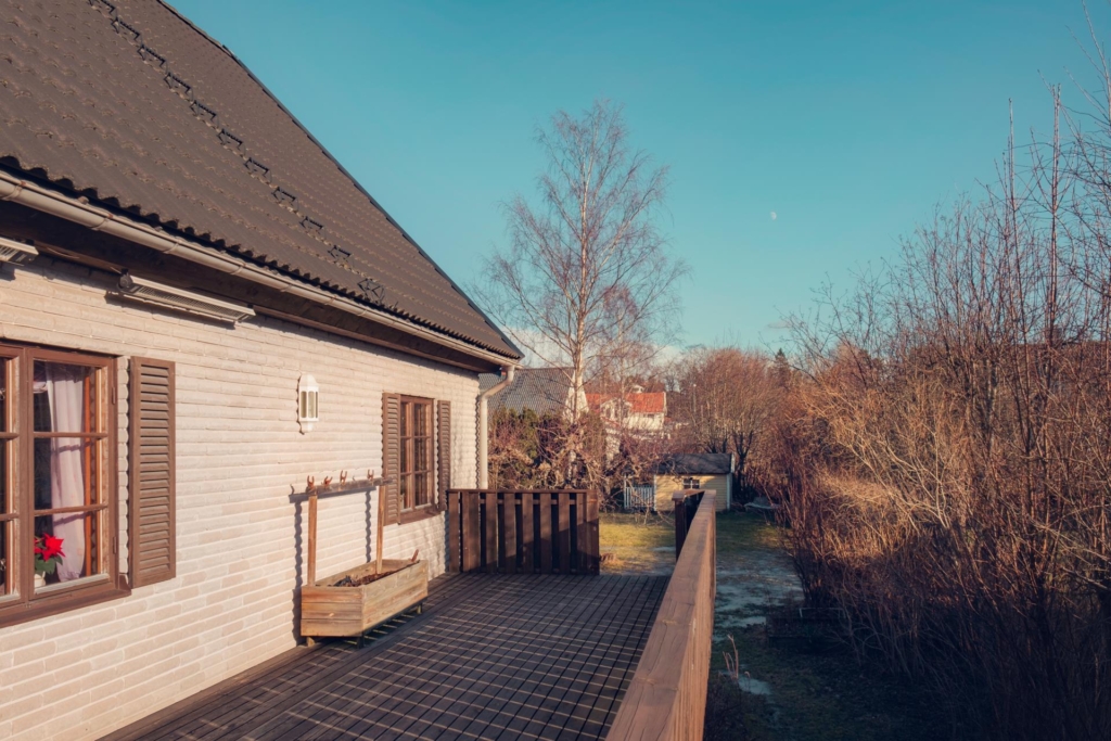 Välkommen till detta trevliga hus i Edsvikens lugna villakvarter, med stor , plan trädgårdstomt.