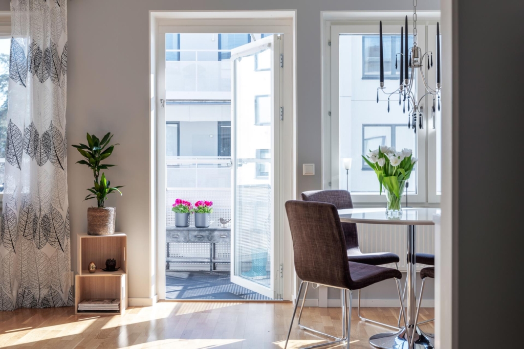 Stor, ljus 2:a med stor balkong