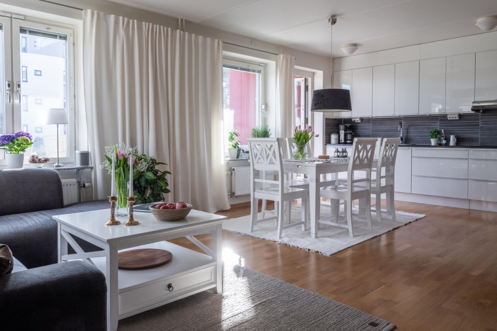 Elegant 4,5:a med stor uteplats centralt i Silverdal