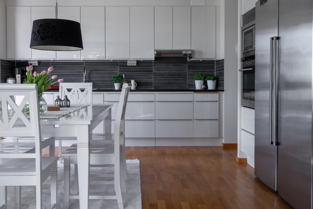 Elegant 4,5:a med stor uteplats centralt i Silverdal