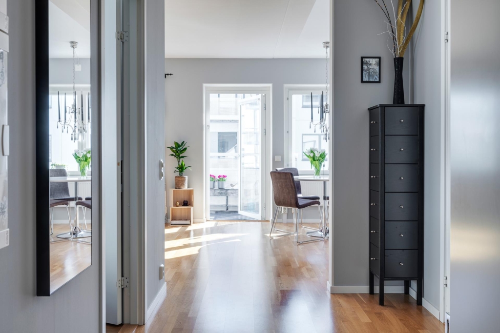 Stor, ljus 2:a med stor balkong