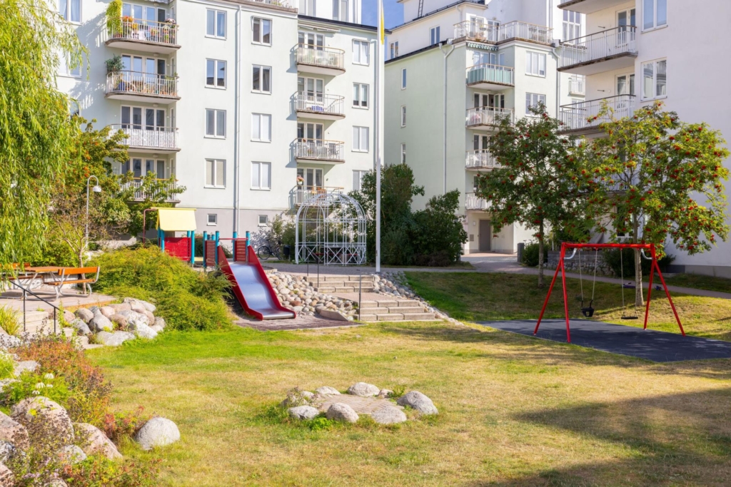 ”Miniradhus” med strålande utsikt över vattnet. Uteplats i direkt anslutning till fantastisk gård.