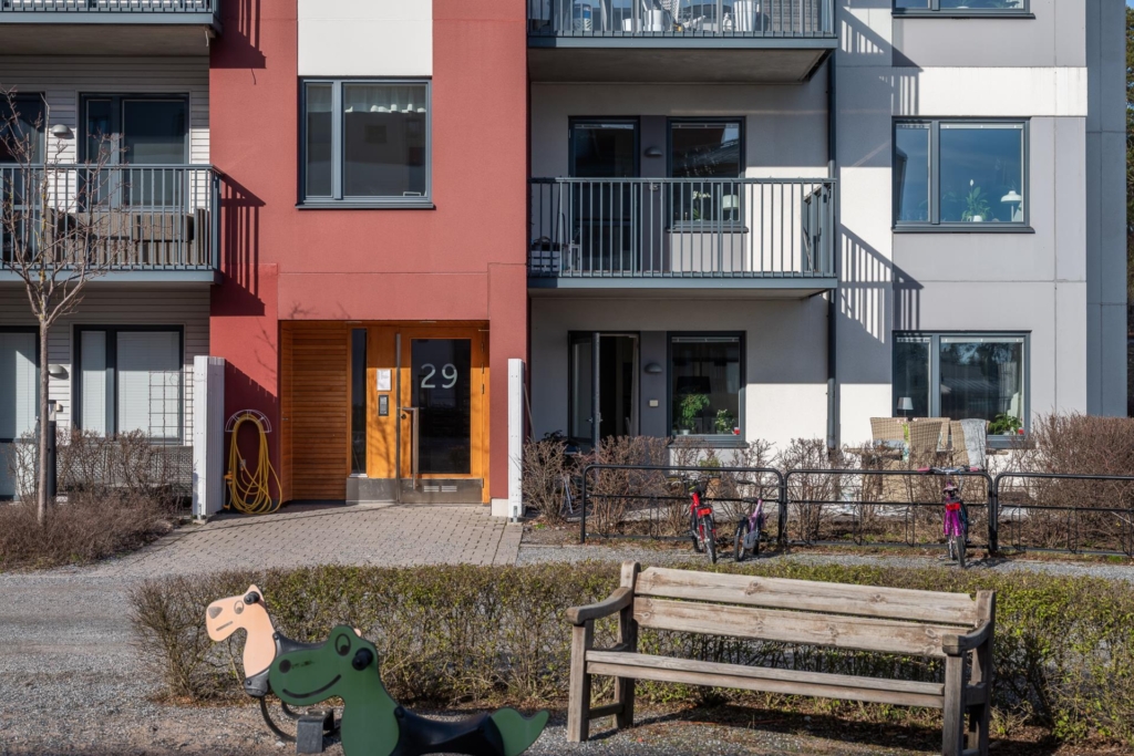 Elegant 4,5:a med stor uteplats centralt i Silverdal