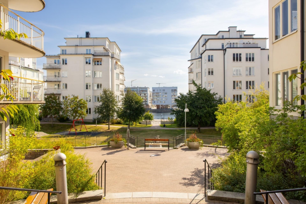 ”Miniradhus” med strålande utsikt över vattnet. Uteplats i direkt anslutning till fantastisk gård.