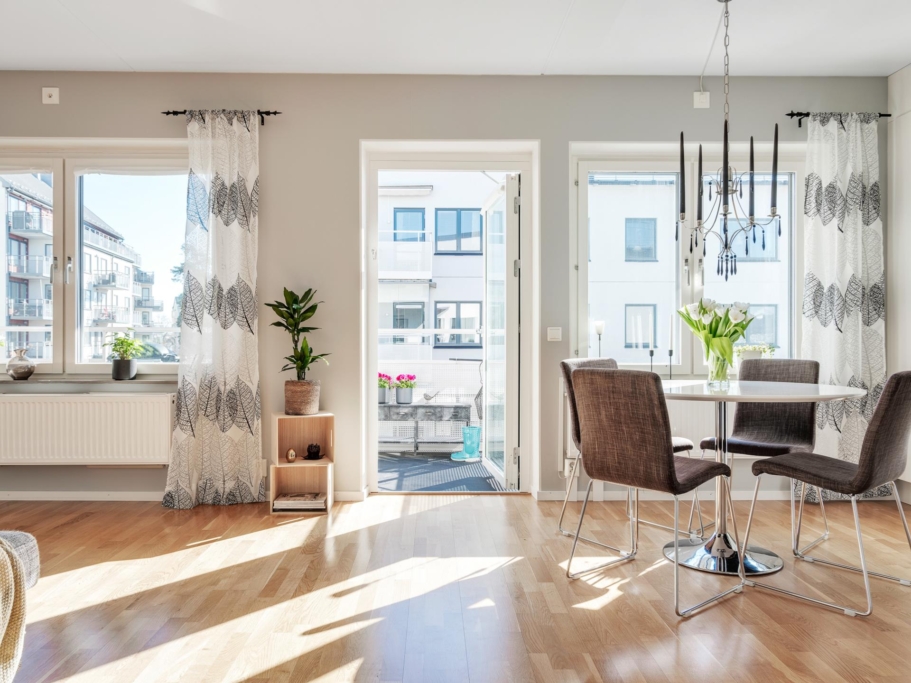 Stor, ljus 2:a med stor balkong