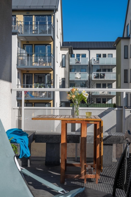 Stor, ljus 2:a med stor balkong