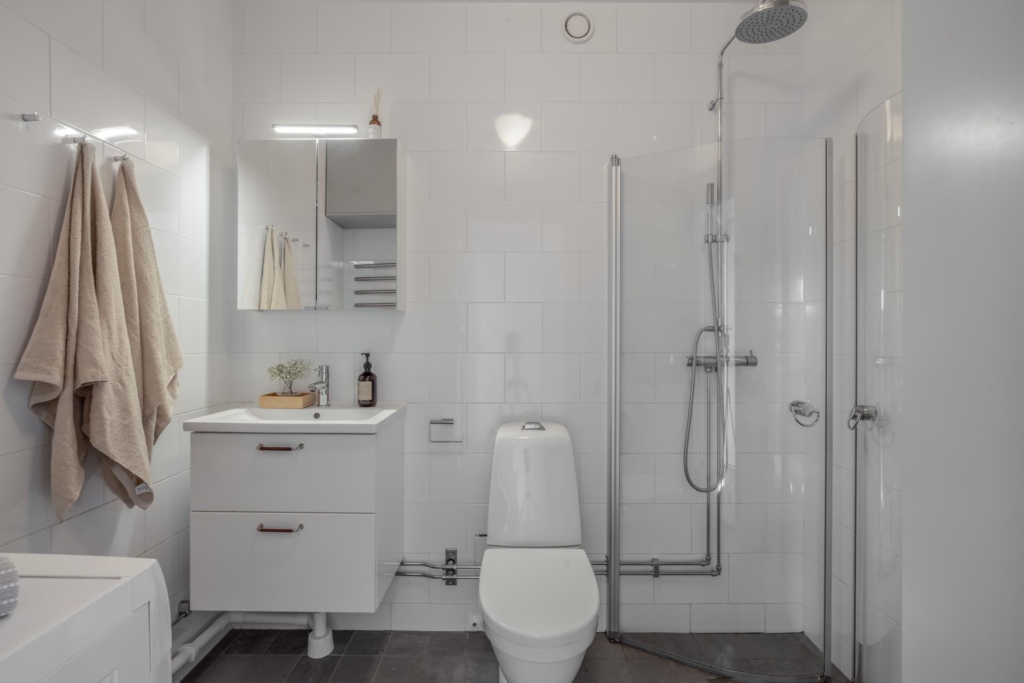 ”Miniradhus” med strålande utsikt över vattnet. Uteplats i direkt anslutning till fantastisk gård.