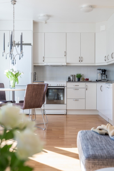 Stor, ljus 2:a med stor balkong