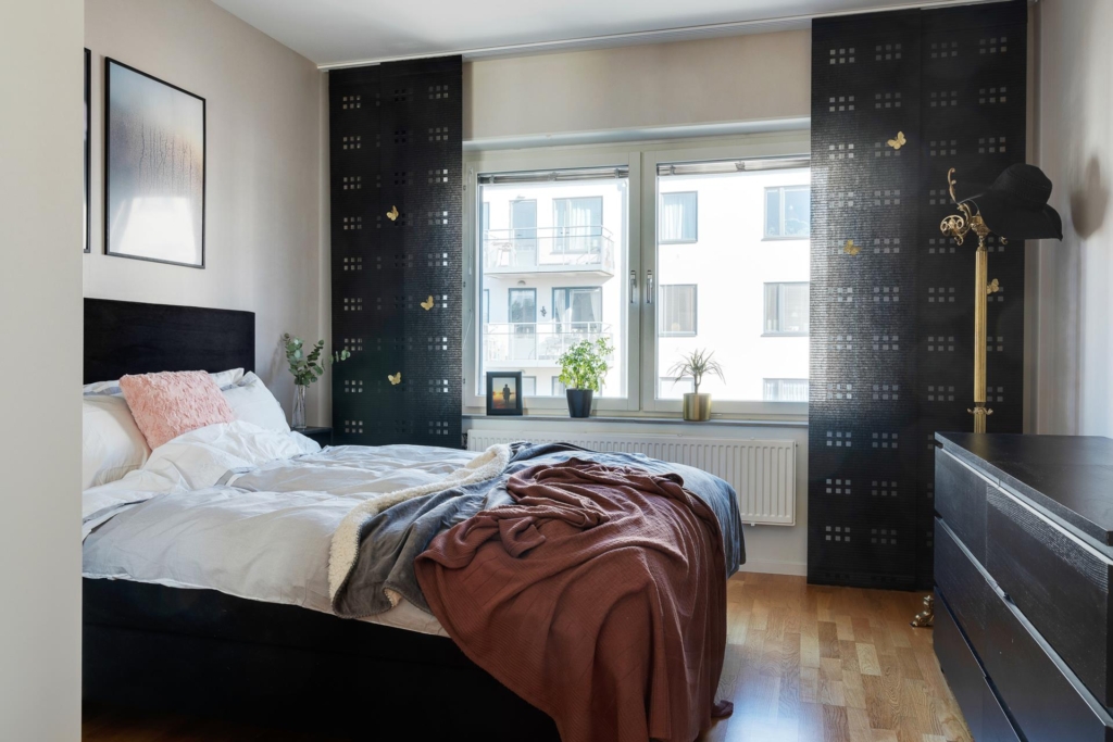 Stor, ljus 2:a med stor balkong