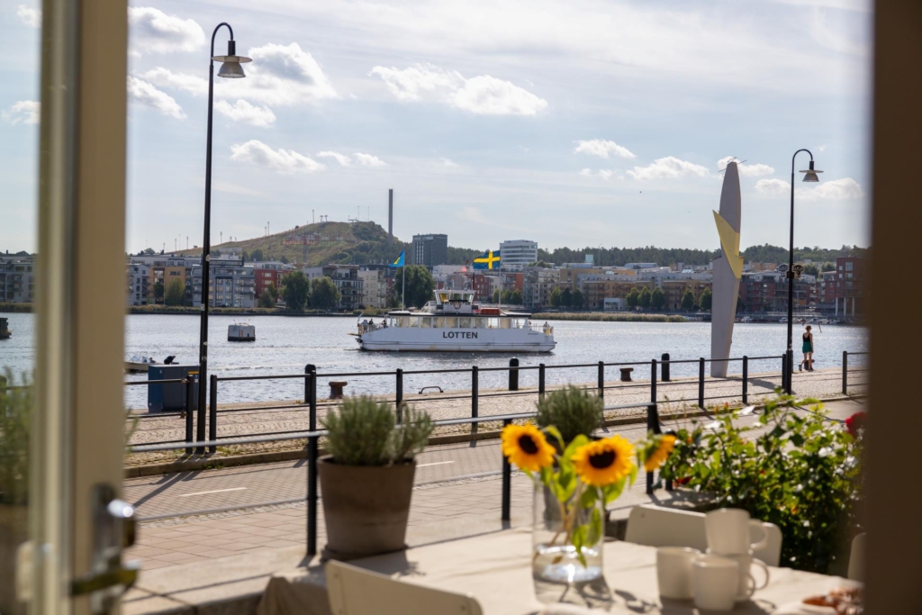 ”Miniradhus” med strålande utsikt över vattnet. Uteplats i direkt anslutning till fantastisk gård.