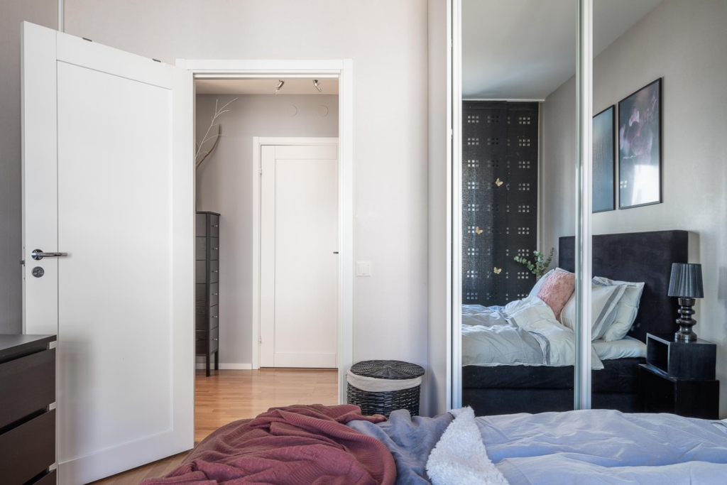 Stor, ljus 2:a med stor balkong