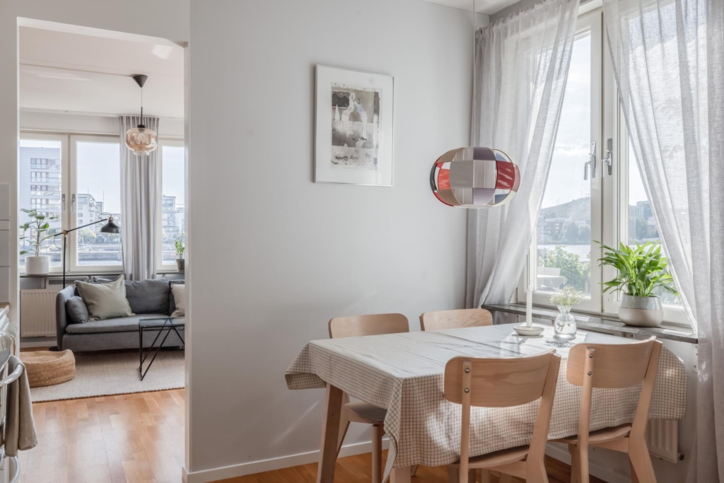 ”Miniradhus” med strålande utsikt över vattnet. Uteplats i direkt anslutning till fantastisk gård.
