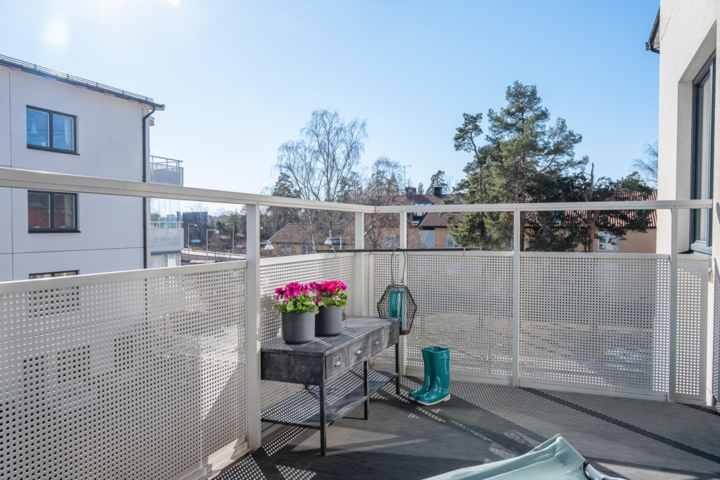 Stor, ljus 2:a med stor balkong