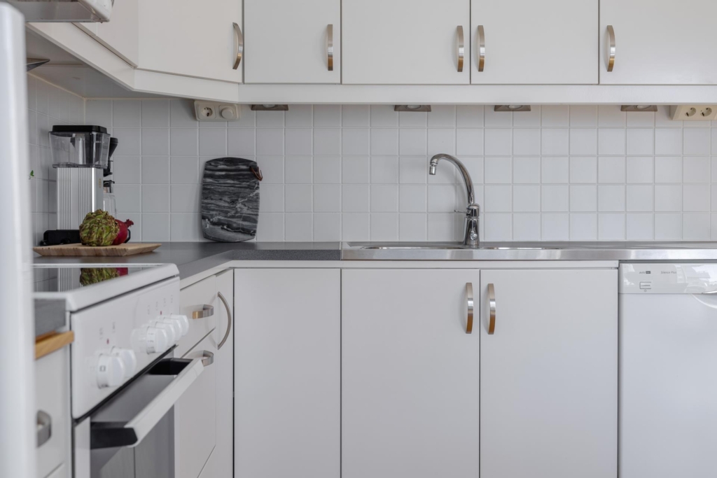 Stor, ljus 2:a med stor balkong