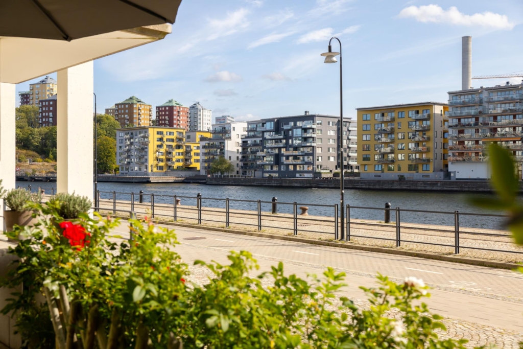 ”Miniradhus” med strålande utsikt över vattnet. Uteplats i direkt anslutning till fantastisk gård.