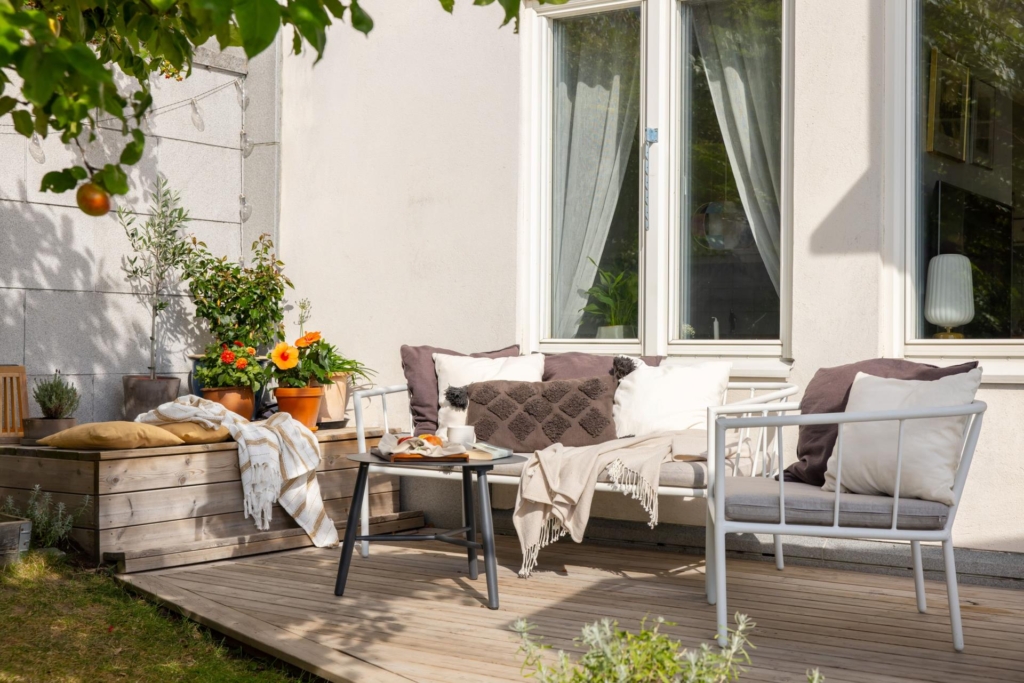 ”Miniradhus” med strålande utsikt över vattnet. Uteplats i direkt anslutning till fantastisk gård.