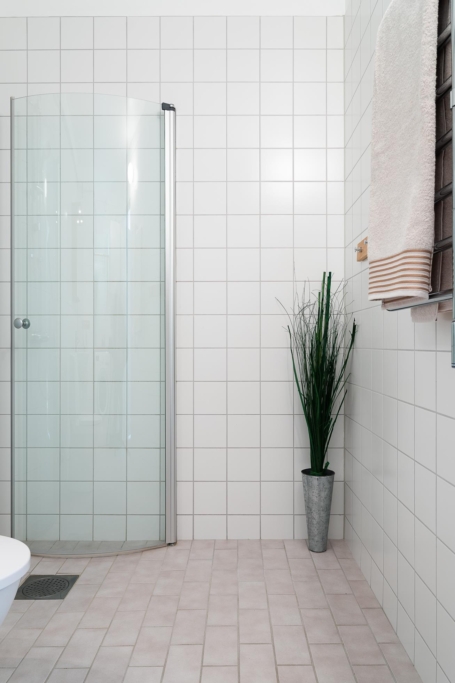 Stor, ljus 2:a med stor balkong