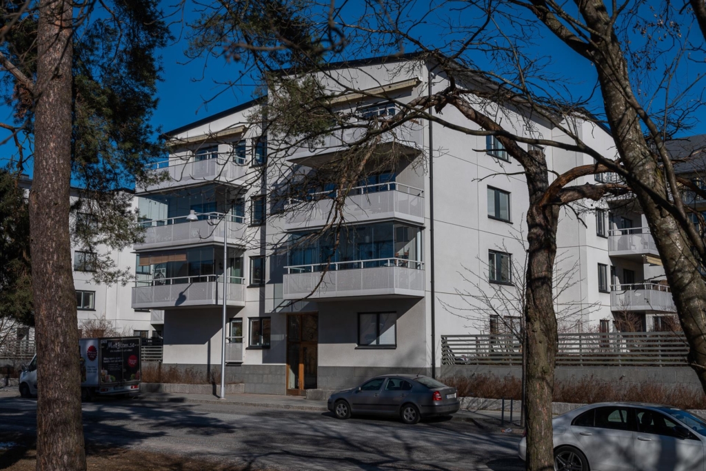 Stor, ljus 2:a med stor balkong