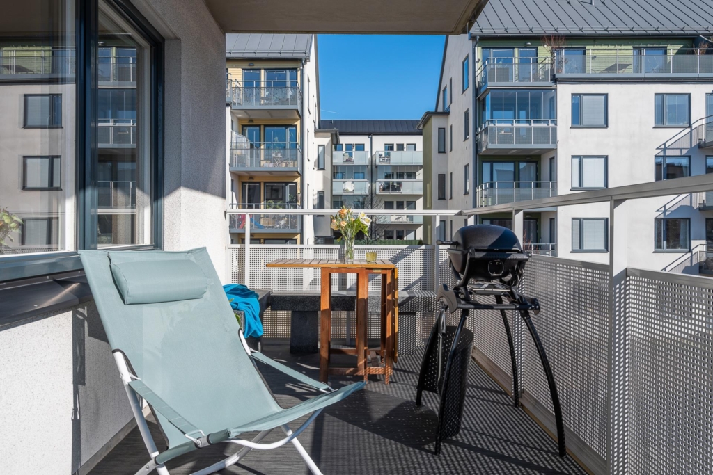 Stor, ljus 2:a med stor balkong