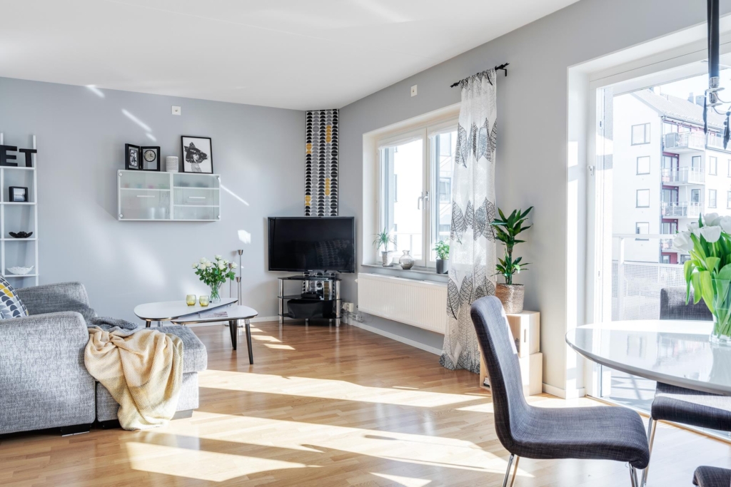 Stor, ljus 2:a med stor balkong