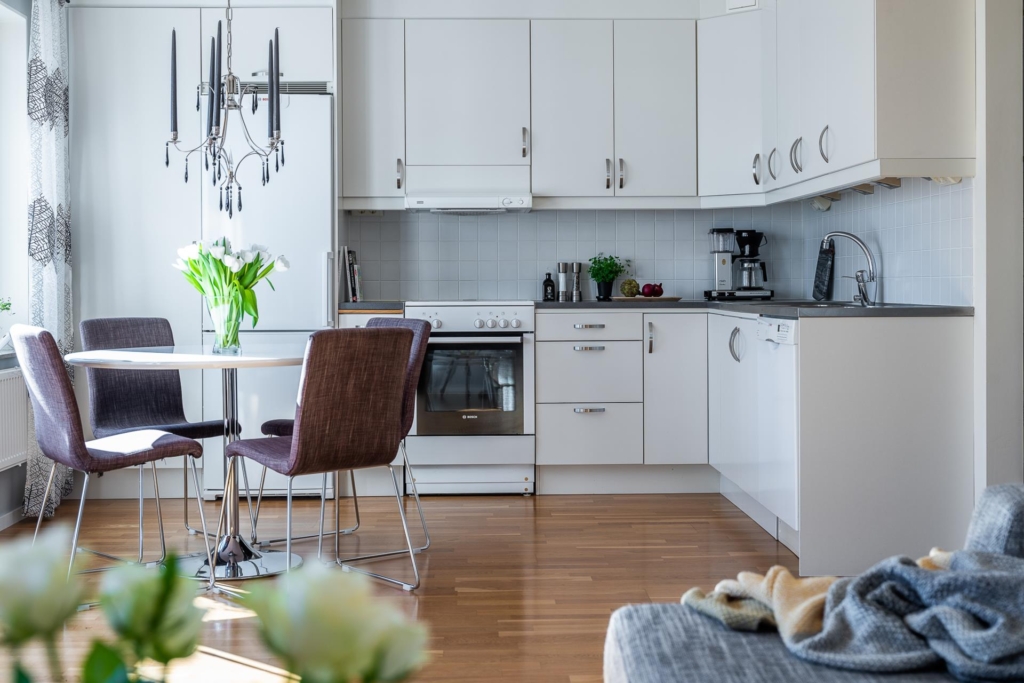 Stor, ljus 2:a med stor balkong