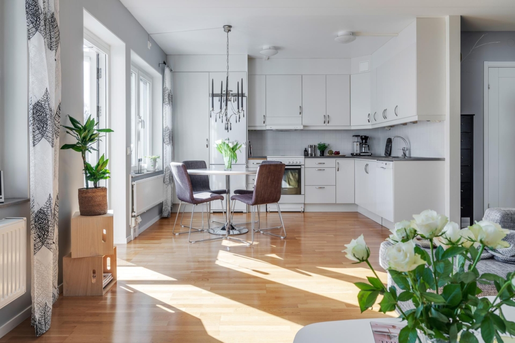 Stor, ljus 2:a med stor balkong