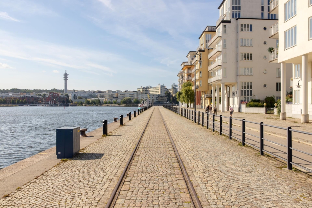 ”Miniradhus” med strålande utsikt över vattnet. Uteplats i direkt anslutning till fantastisk gård.