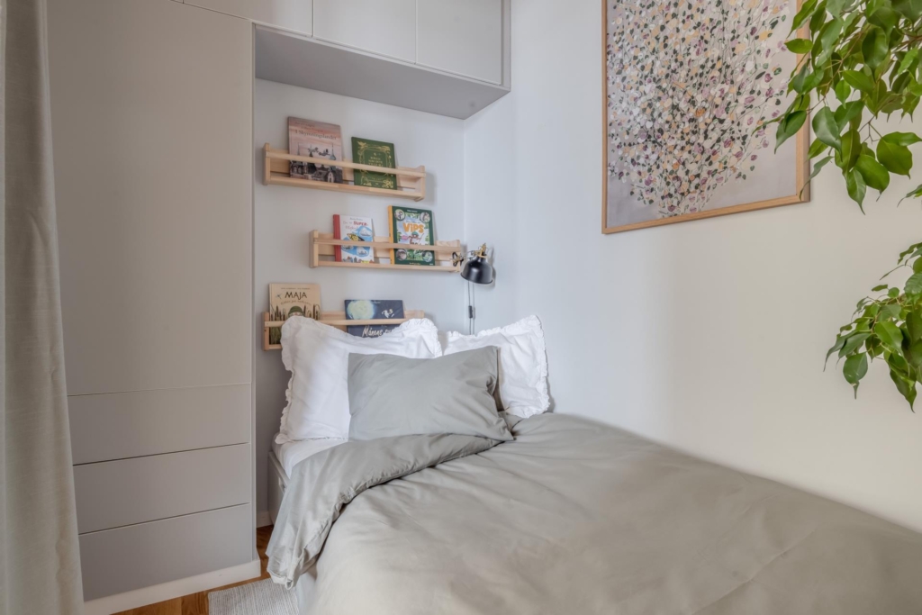 ”Miniradhus” med strålande utsikt över vattnet. Uteplats i direkt anslutning till fantastisk gård.
