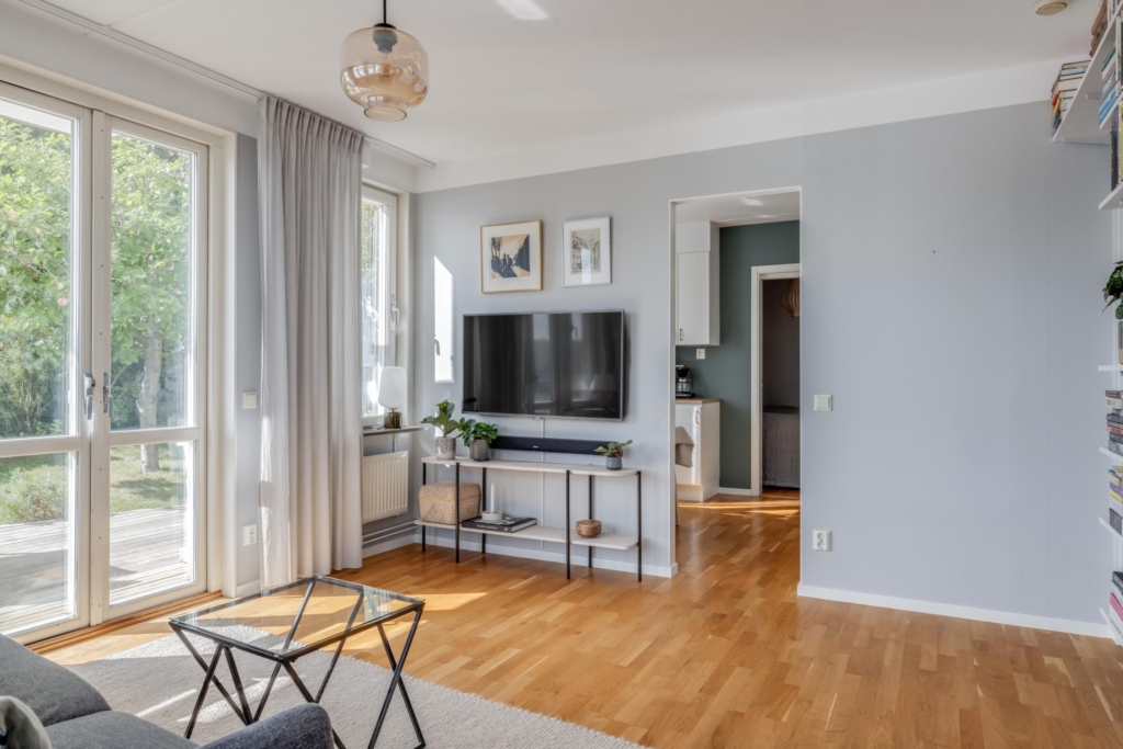 ”Miniradhus” med strålande utsikt över vattnet. Uteplats i direkt anslutning till fantastisk gård.