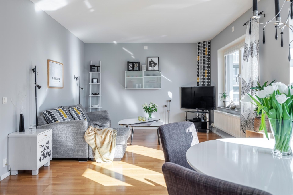 Stor, ljus 2:a med stor balkong