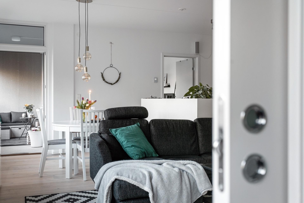 Utsökt hem i nyskick, med viss sjöutsikt i alla rum