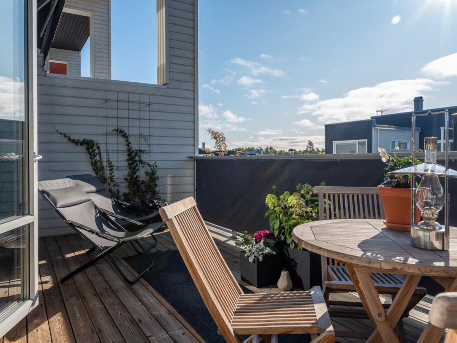 Attraktivt radhus 6 rum, garage och härliga uteplatser.