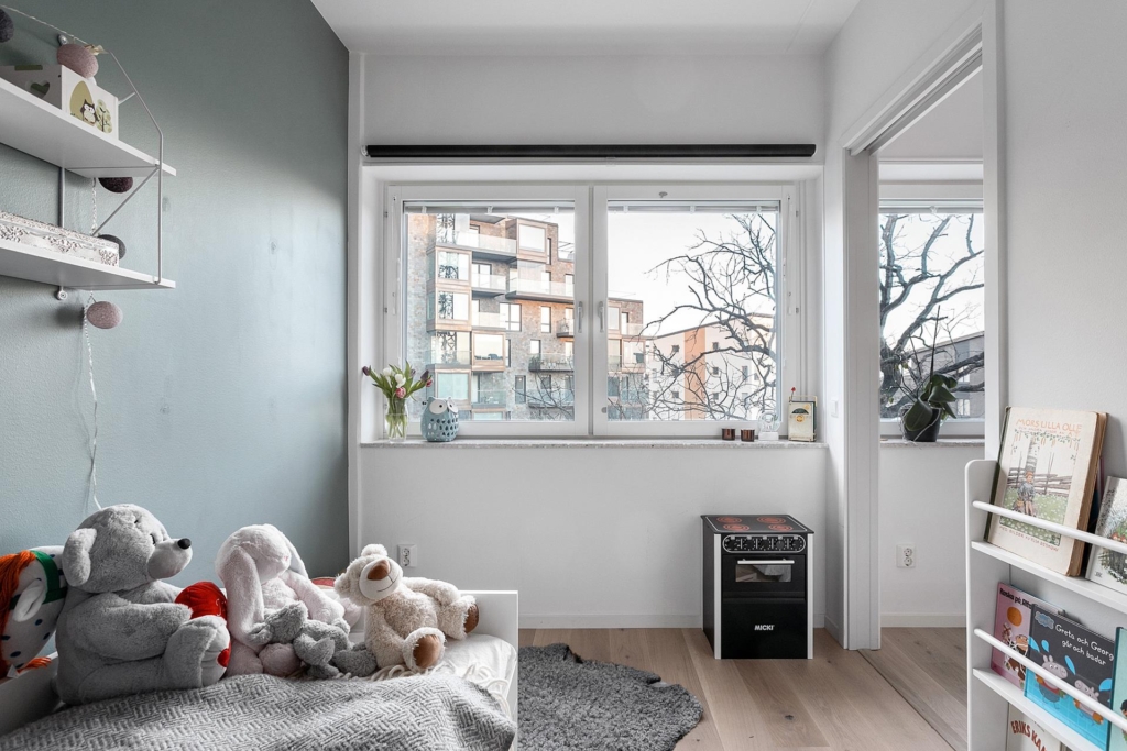 Utsökt hem i nyskick, med viss sjöutsikt i alla rum